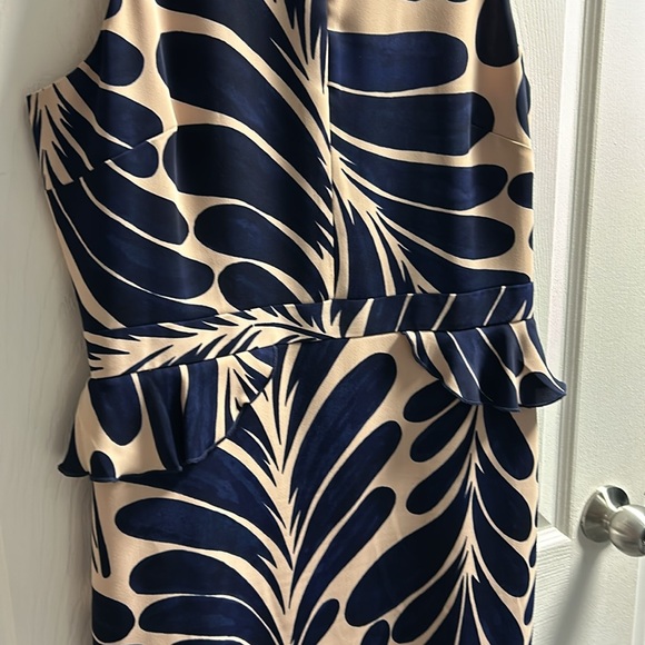 Beautiful print sleeveless dress with detailing at the waist - Picture 4 of 6